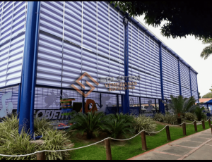 Veneziana Industrial Fachadas Veneziana Industrial Fachadas com durabilidade e resistência para ambientes industriais, ideal para ventilação e proteção estrutural em galpões