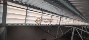 Veneziana Industrial Ideal para Galpões com ventilação superior, ideal para controle de temperatura, eficiência no fluxo de ar e alta resistência em ambientes industriais.