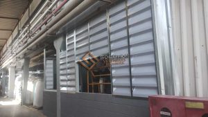 Veneziana Industrial a Escolha Veneziana Industrial Solution instalada em galpão, destacando sua durabilidade, resistência ao tempo e baixa necessidade de manutenção