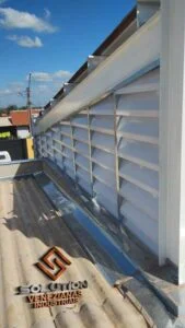 Lanternim Industrial PVC Versatilidade e Estética com design moderno e funcional para ventilação natural eficiente em galpões e estruturas industriais.