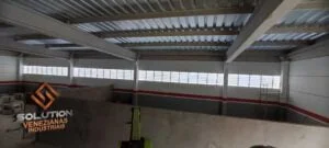 Fachadas Industriais Solution em PVC com ventilação natural, leveza estrutural e alta durabilidade para galpões industriais