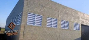 Venezianas Fachadas Venezianas Fachadas com aletas em Policarbonato Alveolar Branco Leitoso, promovendo ventilação natural e controle de luminosidade com estética moderna em ambientes industriais.