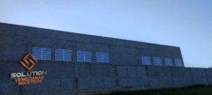 Venezianas Industriais PVC Venezianas Industriais PVC com estética moderna que complementa o ambiente, oferecendo ventilação eficiente e acabamento visual sofisticado