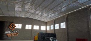 Venezianas Fachadas instaladas em galpão industrial, proporcionando ventilação natural contínua, estética moderna e integração perfeita com a arquitetura da fachada