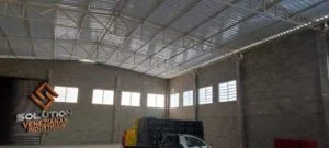 Venezianas Fachadas Venezianas Fachadas instaladas em galpão industrial, proporcionando ventilação natural contínua, estética moderna e integração perfeita com a arquitetura da fachada