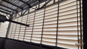 Veneziana Industrial Eficiência e Luz Design funcional e estético da Veneziana Industrial para eficiência e luz natural