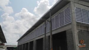 Veneziana Industrial Iluminação Ideal Veneziana Industrial Iluminação Ideal com ventilação e claridade natural para galpões industriais