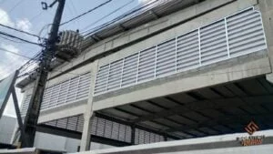 Veneziana Industrial Ar Interno Veneziana Industrial Ar Interno melhorando o fluxo de ar e ventilação em ambiente industrial