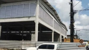 Veneziana Industrial Alta Resistência com ventilação e proteção para galpões