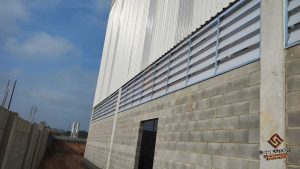 Veneziana Industrial no Fluxo de Ar Veneziana Industrial no Fluxo de Ar para ventilação natural eficiente
