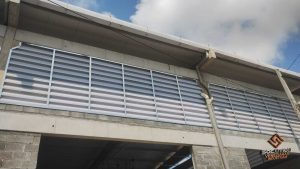 Veneziana Industrial Para Seu Projeto A Importância da Veneziana Industrial para ventilação e iluminação em projetos industriais
