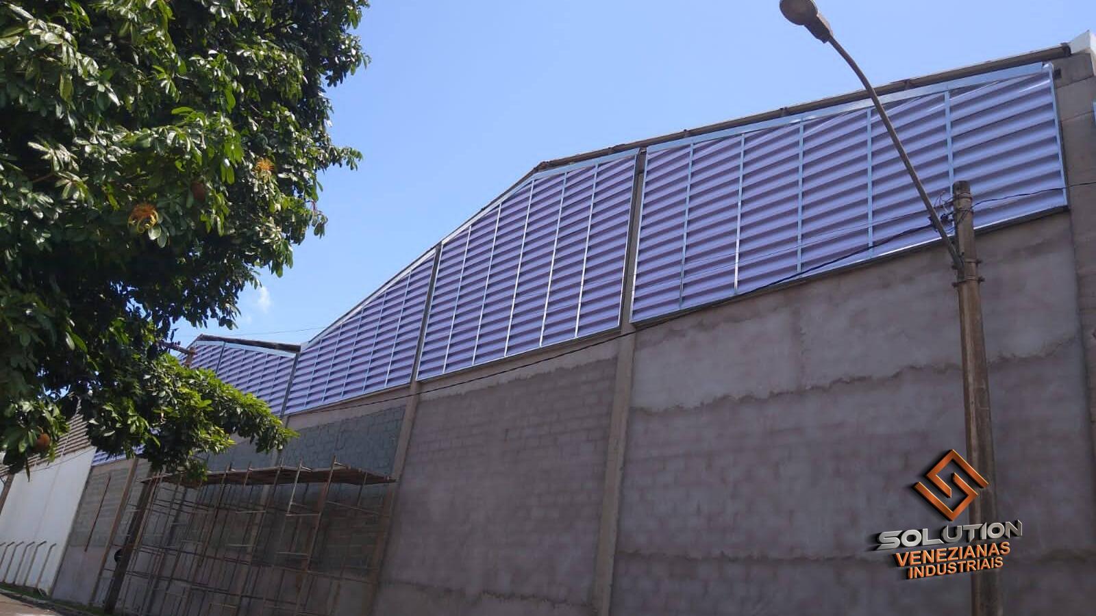 veneziana industrial entrada de luz