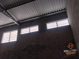 Veneziana Industrial Eficiência Local Veneziana Industrial Eficiência Local para ventilação e iluminação natural
