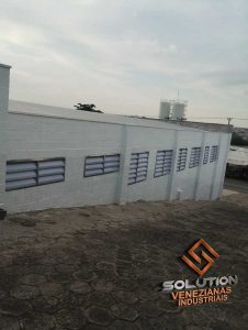 Veneziana Industrial Ecoeficiência Benefícios da Veneziana Industrial Ecoeficiência para ventilação e sustentabilidade