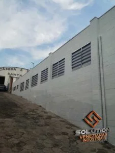 Veneziana Industrial Sua Iluminação Veneziana Industrial Sua Iluminação, aplicada em fachada, promovendo sua iluminação natural com eficiência e economia de energia