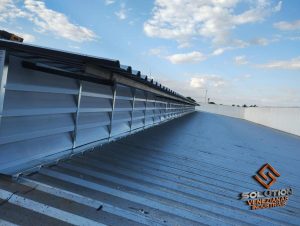 Lanternim Vantagens para Construções O que é Lanternim e Como Funciona - Solução para ventilação e iluminação natural industrial