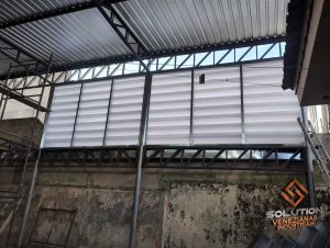 Veneziana Industrial e sua Eficiência Veneziana Industrial com alta eficiência energética, projetada para reduzir custos operacionais e melhorar a circulação de ar em ambientes industriais