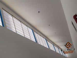 Veneziana Industrial no Br Solution Veneziana Industrial instalada em fachada de galpão no Brasil, oferecendo ventilação natural, durabilidade e visual moderno para ambientes industriais.