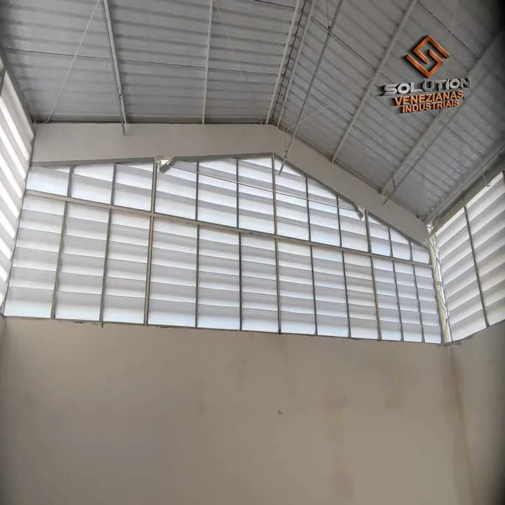 veneziana industrial sua luz natural