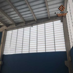 Veneziana Industrial Maior Ventilação Veneziana Industrial Maior Ventilação da Solution para melhor circulação de ar e conforto térmico
