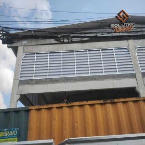 Como as venezianas industriais reduzem o calor e garantem ventilação eficiente