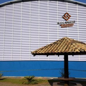 Veneziana Industrial No Seu Dia A Dia Veneziana Industrial no seu dia a dia, aplicada em galpões para garantir ventilação natural, iluminação eficiente e conforto térmico em ambientes industriais.