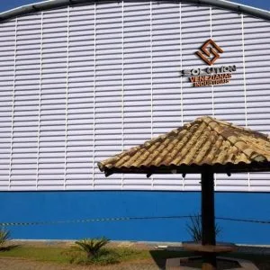 Veneziana Industrial no seu dia a dia, aplicada em galpões para garantir ventilação natural, iluminação eficiente e conforto térmico em ambientes industriais.