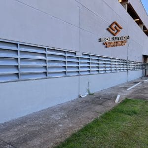 Veneziana Industrial Aço Galvanizado A Escolha Inteligente da Solution para Ambientes Exigentes Veneziana Industrial Aço Galvanizado da Solution em ambiente industrial moderno