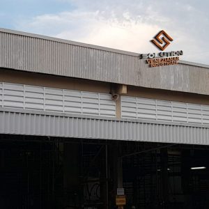 Veneziana Industrial No Seu Dia A Dia e a otimização do ambiente de trabalho Veneziana Industrial no seu dia a dia aplicada em galpão industrial, proporcionando ventilação natural e otimizando o ambiente de trabalho com eficiência e conforto térmico.
