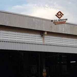 Veneziana Industrial no seu dia a dia aplicada em galpão industrial, proporcionando ventilação natural e otimizando o ambiente de trabalho com eficiência e conforto térmico.