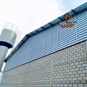 Impacto Direto na Produtividade com a Veneziana Industrial Mais Frescor Na Sua Industria Veneziana Industrial Mais Frescor Na Sua Indústria instalada em fachada de galpão, promovendo ventilação natural e aumentando a produtividade no ambiente de trabalho