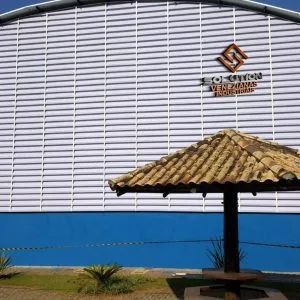 Venezianas de policarbonato alveolar para galpão industrial, proporcionando ventilação eficiente, alta resistência e durabilidade.