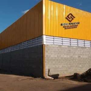 Fachada galpão industrial com veneziana industrial de alta performance. Máxima durabilidade e ventilação. Orçamento sem compromisso!