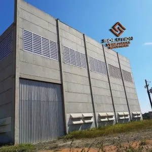 Veneziana Industrial Ótimo Desempenho: Descubra como as janelas industriais translúcidas podem transformar sua indústria! Ganhe mais ventilação, iluminação natural e eficiência energética, elevando o padrão do seu projeto com design moderno e máxima durabilidade.