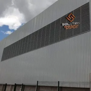 Veneziana Industrial Ótimo Desempenho: Solução inovadora para quem busca máxima eficiência em ventilação e iluminação natural em ambientes industriais. As janelas industriais translúcidas proporcionam conforto térmico, economia de energia e design moderno, tornando seu projeto mais sustentável e produtivo.