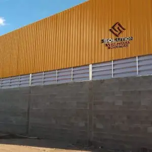 Veneziana Industrial Fachada Moderna Veneziana Industrial Fachada Moderna da Solution, unindo ventilação e estética industrial