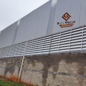 Veneziana Industrial para Barracão Veneziana Industrial para Barracão - Solução eficiente para ventilação e iluminação