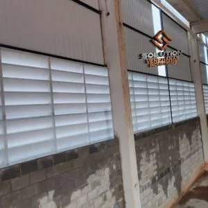 Descubra como a fachada galpão industrial com veneziana industrial melhora ventilação e reduz custos. Orçamento gratuito e instalação profissional. Clique e transforme seu negócio!