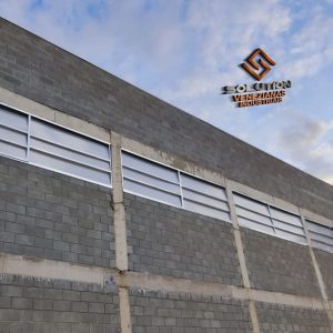 Veneziana Industrial Em Seu Ambiente Valorização do Espaço Arquitetônico Veneziana Industrial Em Seu Ambiente para maior conforto e ventilação industrial