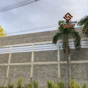 Veneziana Industrial para Barracão Veneziana Industrial para Barracão: solução para iluminação e ventilação eficiente em espaços industriais