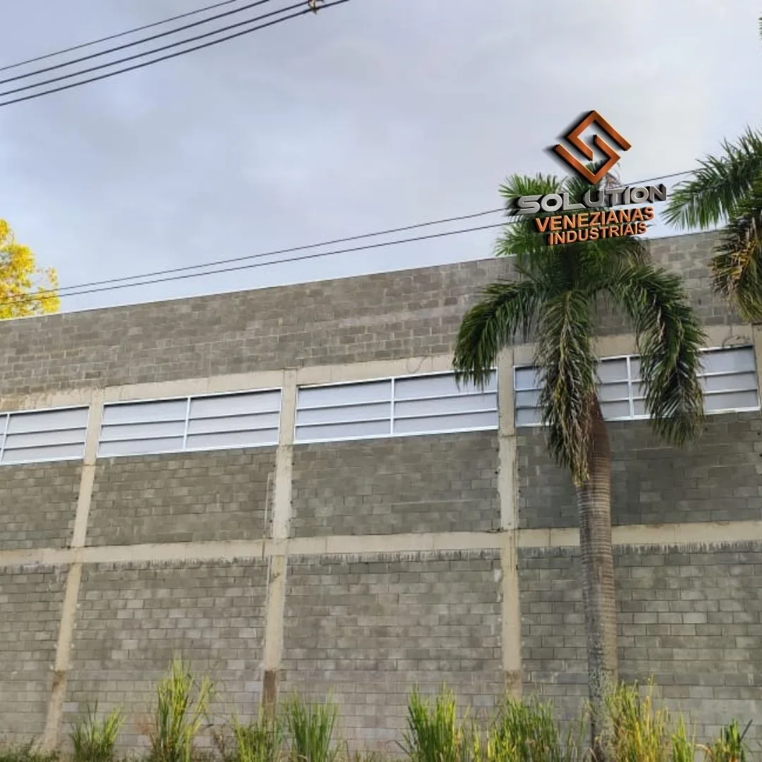 como a veneziana industrial para barracão contribuem para a iluminação natural