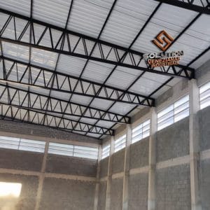 Veneziana Industrial Curitiba A Veneziana Industrial Solution como Referência de Mercado Veneziana Industrial Curitiba da Solution aplicada em galpão moderno com ventilação eficiente