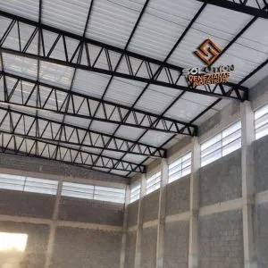 Veneziana Industrial Curitiba da Solution aplicada em galpão moderno com ventilação eficiente