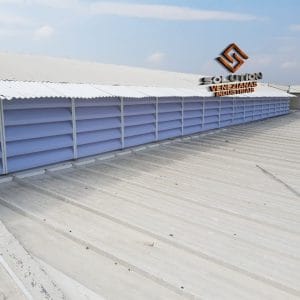 Lanternim Iluminação Durabilidade - Lanternim instalado em galpão industrial, mostrando o foco na durabilidade da estrutura e na ventilação eficiente.