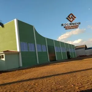 Veneziana Industrial Solução PVC Veneziana Industrial Solução PVC instalada em galpão industrial, proporcionando ventilação contínua, leveza estrutural e proteção contra entrada de água
