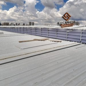 Veneziana Industrial Lanternim Veneziana Industrial Lanternim com proteção contra intempéries, ideal para galpões e ambientes industriais com alta exposição ao clima