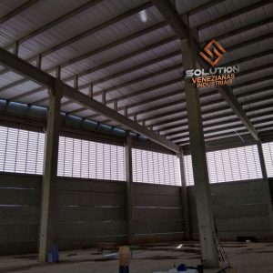 Veneziana Industrial Conforto A Mais A Experiência Solution com Veneziana Industrial Conforto A Mais garantindo ventilação eficiente e conforto térmico