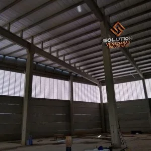 Veneziana Industrial Conforto A Mais A Experiência Solution com Veneziana Industrial Conforto A Mais garantindo ventilação eficiente e conforto térmico