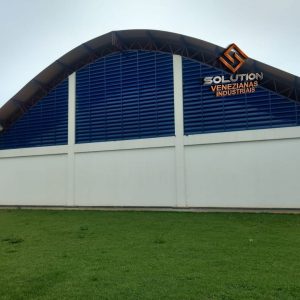 Veneziana Industrial Inovadora Solution Veneziana Industrial Inovadora da Solution, destacando a evolução das venezianas industriais com design eficiente e ventilação de alto desempenho