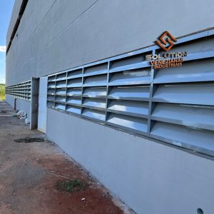 Economia a Longo Prazo com Veneziana Industrial Aço Galvanizado Veneziana Industrial Aço Galvanizado proporciona economia a longo prazo com durabilidade e ventilação eficiente